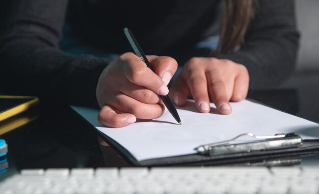 Mulher de negócios escreve no clipboard Negócios