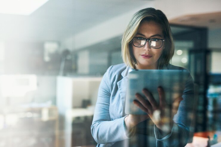 Foto mulher de negócios escritório e tablet na digitação de e-mail ou pesquisa para prazo como gerente de projeto em agência web pessoa feminina aplicativo e local de trabalho em tecnologia para planejar ideias como profissional para empresa