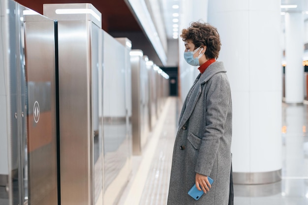 Mulher de negócios esperando por um trem do metrô