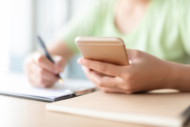 Mulher de negócios está trabalhando no escritório.