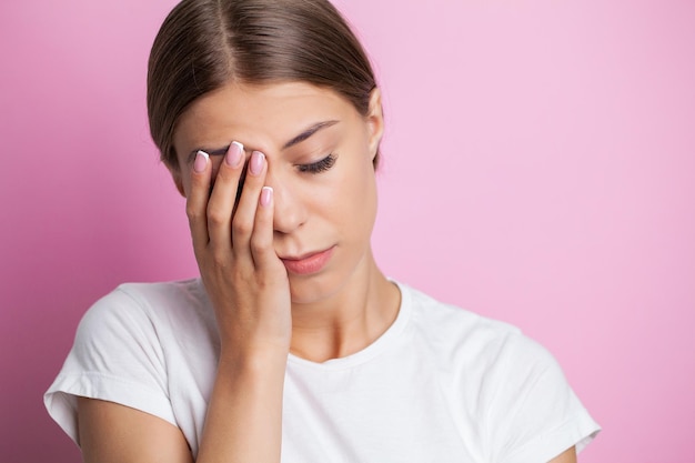 Mulher de negócios estressada cansada sentindo forte dor de cabeça