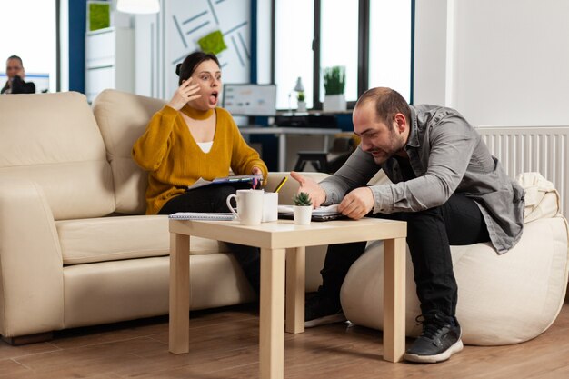 Mulher de negócios estressada discutindo gritando com um homem durante o horário de trabalho