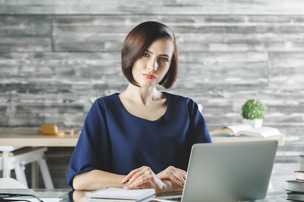 Mulher de negócios europeia atraente trabalhando no projeto