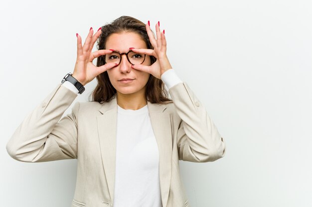 Mulher de negócios europeu jovem, mantendo os olhos abertos para encontrar uma oportunidade de sucesso.