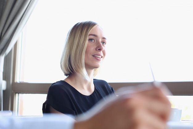 Mulher de negócios explica a política da empresa