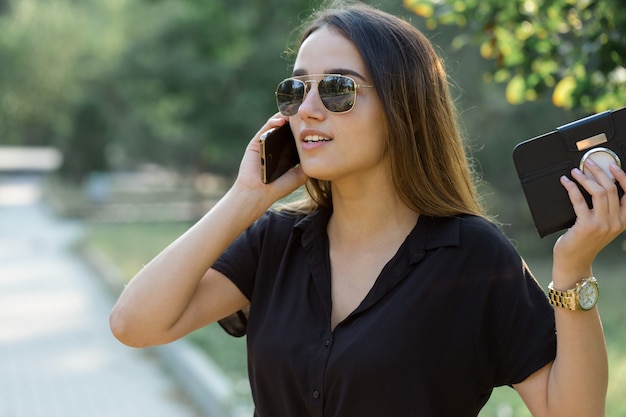 Mulher de negócios, falando ao telefone com os clientes. hora de relaxar e tomar um café