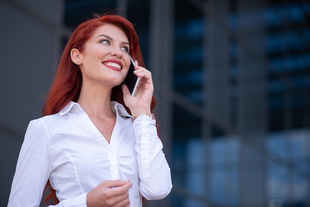 Mulher de negócios falando ao telefone