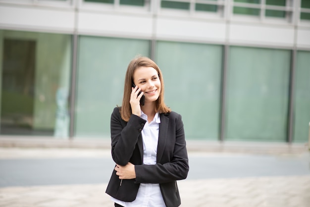 Mulher de negócios, falando em seu telefone celular móvel