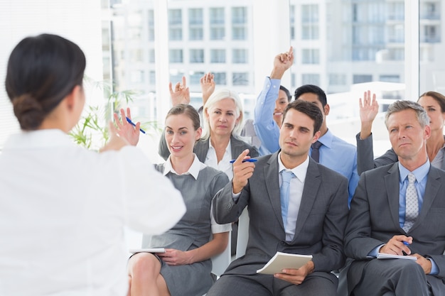 Mulher de negócios fazendo o discurso durante a reunião