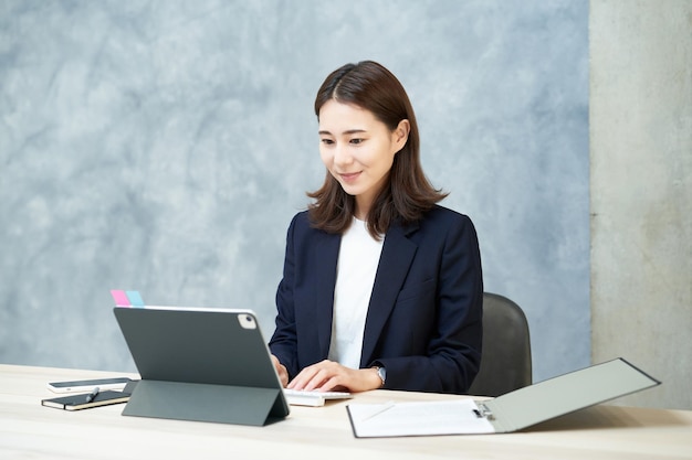 Mulher de negócios fazendo trabalho de mesa