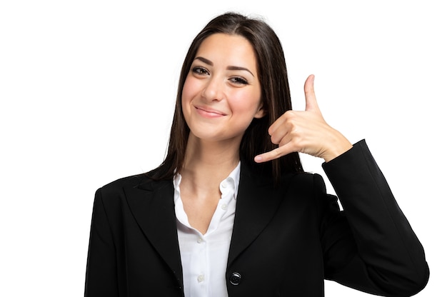 Mulher de negócios fazendo um sinal de chamada e sorrindo, isolado no branco