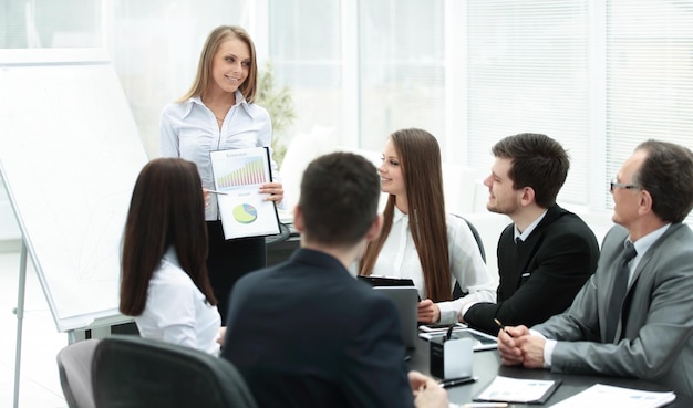 Mulher de negócios fazendo uma apresentação para colegas de trabalho