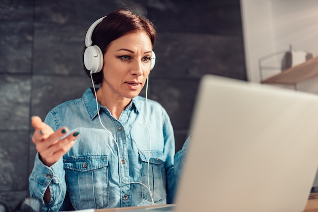 Mulher de negócios, fazendo videochamada no escritório