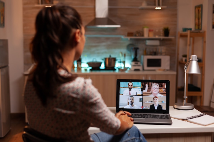 Foto mulher de negócios fazendo videoconferência com clientes à meia-noite de casa