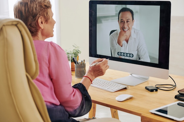 Mulher de negócios fazendo videoconferência