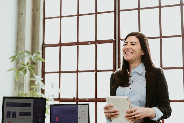 Mulher de negócios feliz apresentando-se em uma reunião