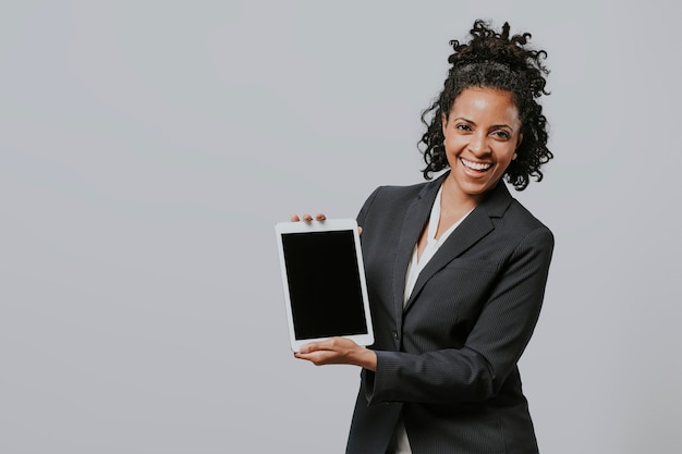 Mulher de negócios feliz com um tablet digital