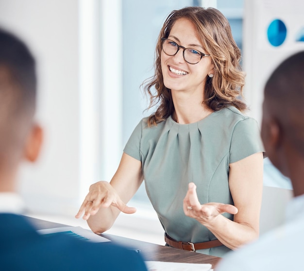 Mulher de negócios feliz conversando com gerente de RH em reunião de estratégia e escritório da empresa em Nova York Estamos contratando para recrutamento de funcionários corporativos e profissional falando na sala de reuniões