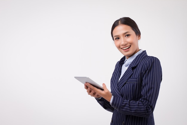 Mulher de negócios feliz e confiante com o tablet do computador