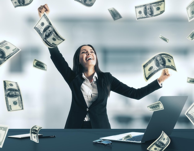 Mulher de negócios feliz e notas de dólar caindo