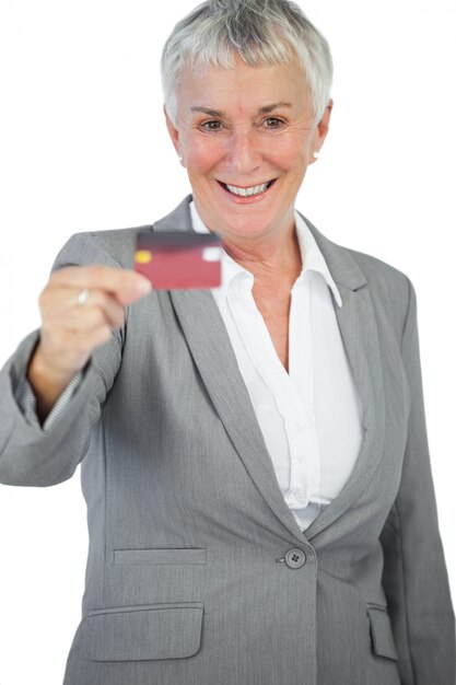 Mulher de negócios feliz mostrando seu cartão de crédito