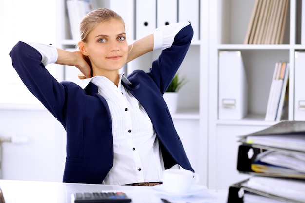 Mulher de negócios feliz ou contadora com alguns minutos de folga e prazer no local de trabalho