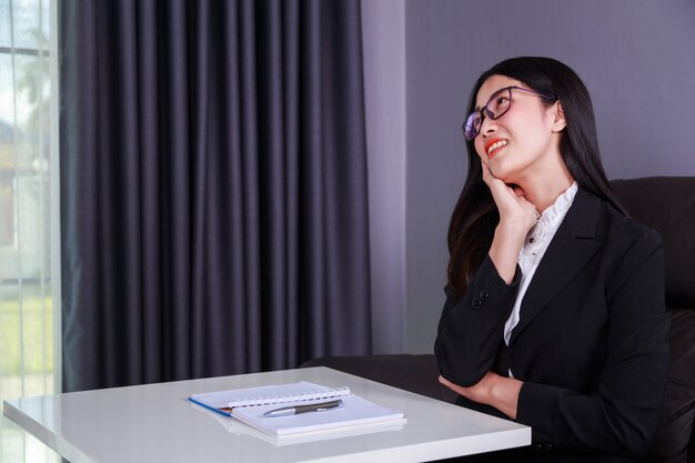 mulher de negócios feliz sentado na mesa