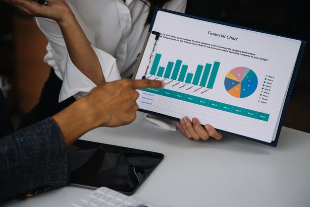 Mulher de negócios financeiros analisa o gráfico do desempenho da empresa para criar lucros e crescimento Relatórios de pesquisa de mercado e estatísticas de renda datarepotrConceito financeiro e contábil