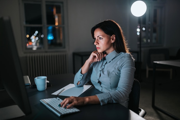 Mulher de negócios forçada que faz fora do tempo estipulado. Fechar-se.