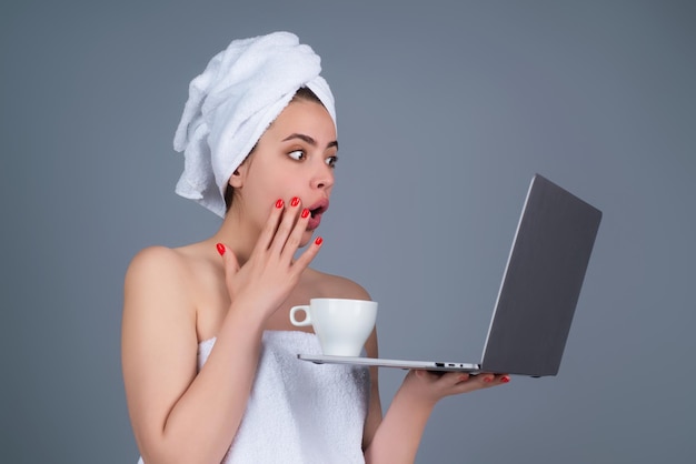 Mulher de negócios freelancer matinal trabalhando em laptop mulher de negócios com toalha na cabeça com café wo