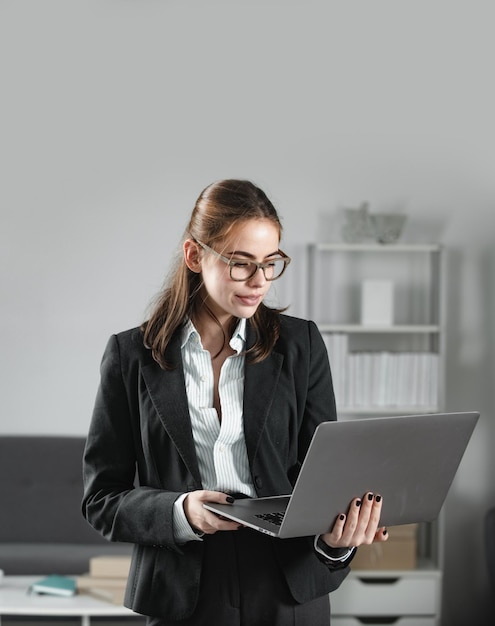 Mulher de negócios freelancer usando laptop digitando no notebook do pc navegando na internet na secretária do escritório wo