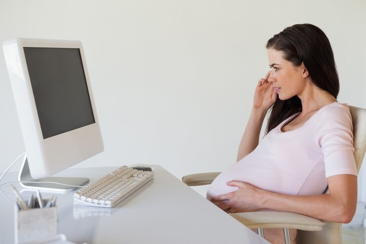 Foto mulher de negócios grávida casual pensando em sua mesa