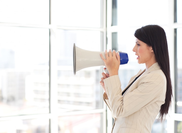 Foto mulher de negócios gritando em um megafone