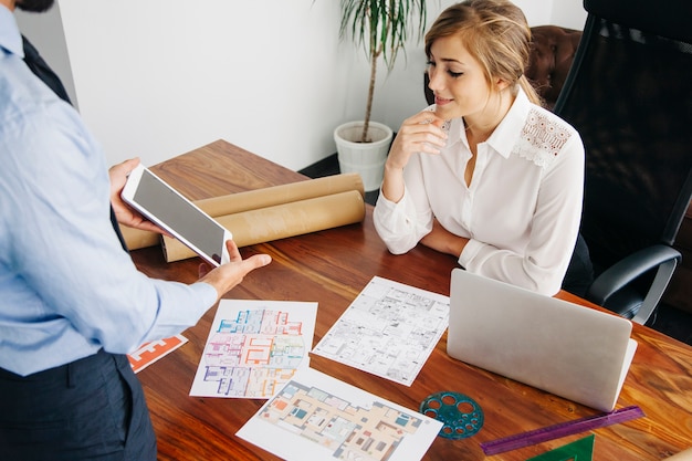 Mulher de negócios imobiliária na mesa