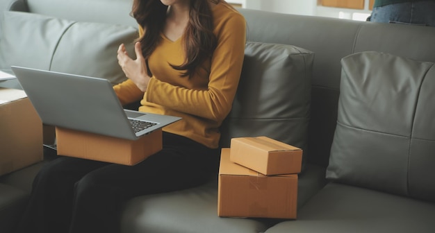 Mulher de negócios inicia empresário de pequenas empresas PME sucesso mulher freelance trabalhando em casa com entrega de encomendas on-line SME e conceito de entrega de embalagens