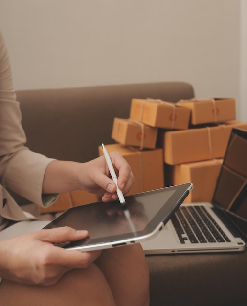 Foto mulher de negócios inicia uma pequena empresa empreendedora pme mulher freelancer de sucesso trabalhando em casa com entrega de encomendas on-line pme e conceito de entrega de embalagens