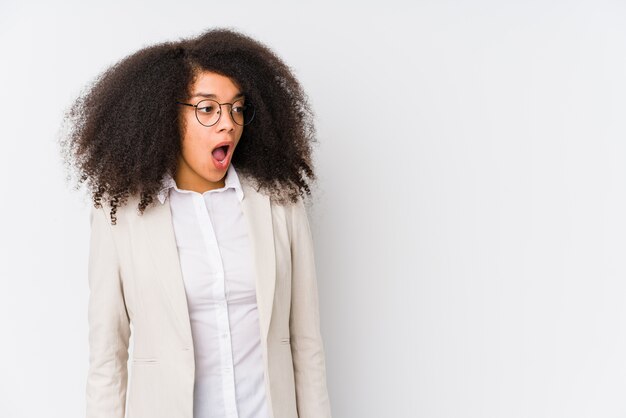 Mulher de negócios jovem americano africano sendo chocada por causa de algo que ela viu.