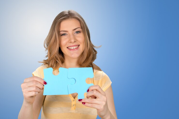 Foto mulher de negócios jovem bonita segurando uma peça de quebra-cabeça azul