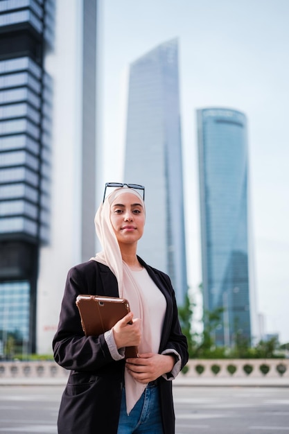 Mulher de negócios jovem com hijab posando empoderada para sua foto na empresa