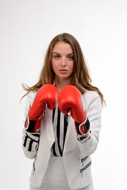 Mulher de negócios jovem com luvas de boxe