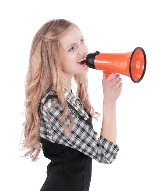 Mulher de negócios jovem com um megafone vermelho isolada em um fundo branco