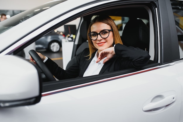 Mulher de negócios jovem dirigindo seu carro para o trabalho.