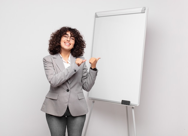 Mulher de negócios jovem e bonita com um quadro branco