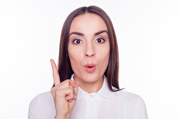 Mulher de negócios jovem e bonita confiante em uma camiseta branca está posando