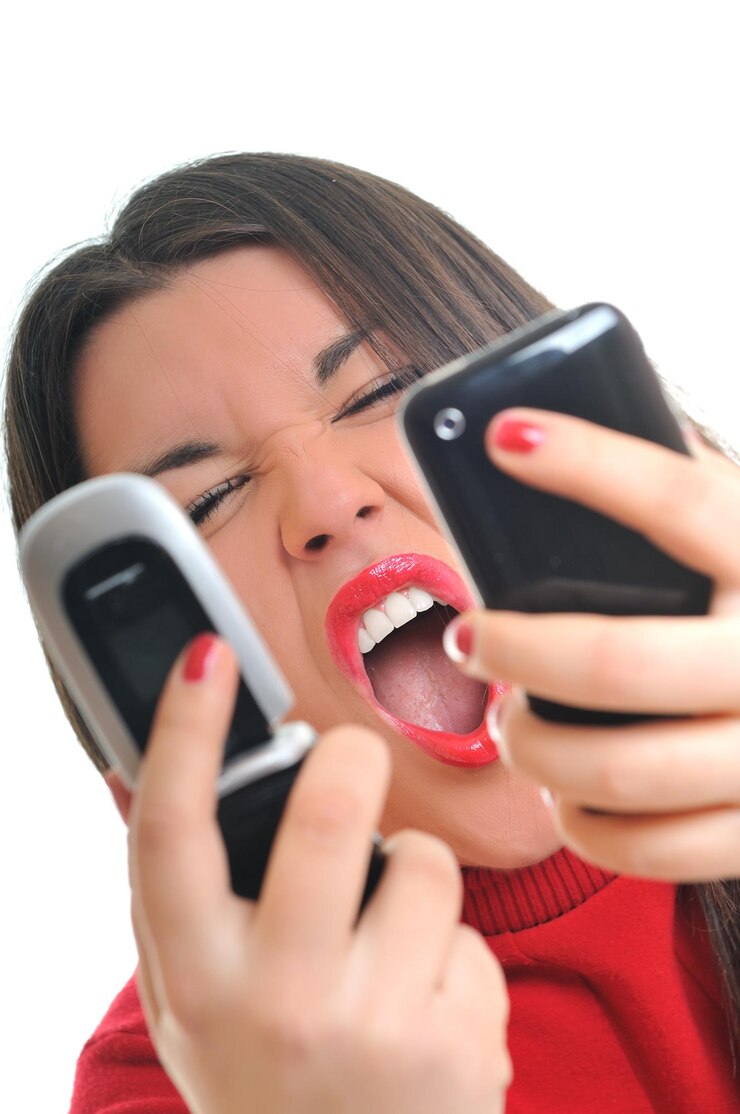 Foto mulher de negócios jovem em vermelho isolado no branco falando no celular