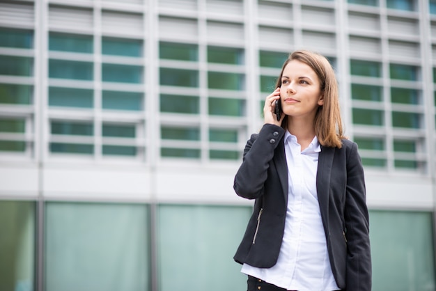 Mulher de negócios jovem falando no celular