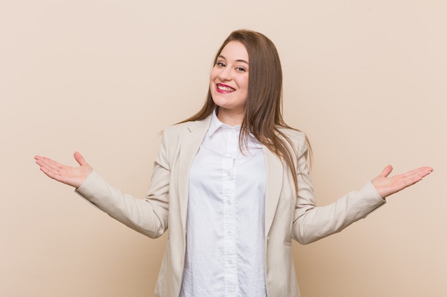 Mulher de negócios jovem mostrando uma expressão de boas-vindas.