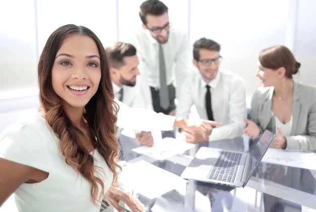 Mulher de negócios jovem no fundo do local de trabalho