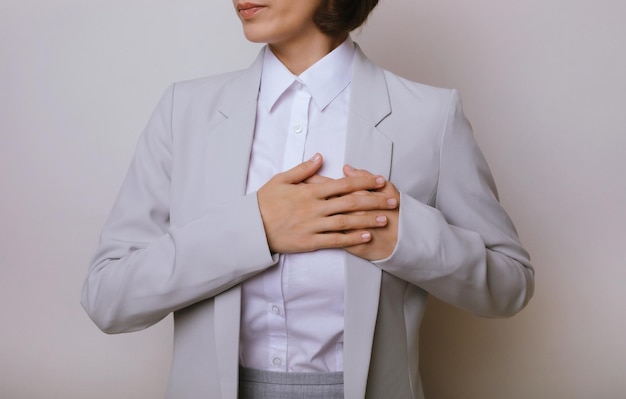 Mulher de negócios jovem que sofre de ataque cardíaco Garota está segurando seu peito dor aguda grave possível ataque cardíaco