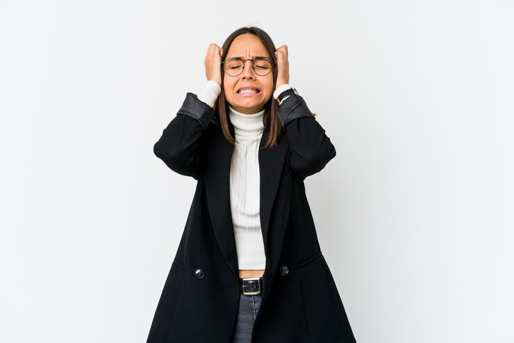 Foto mulher de negócios jovem raça mista isolada no fundo branco, chorando, infeliz com o conceito de algo, agonia e confusão.